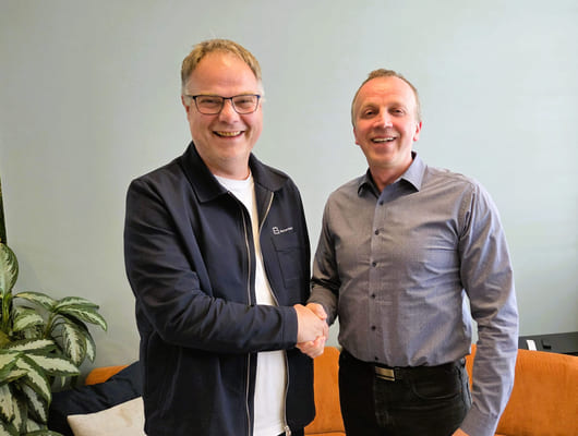 Thor Henrik Svendsen og Bjørn Arild Thon håndhilser