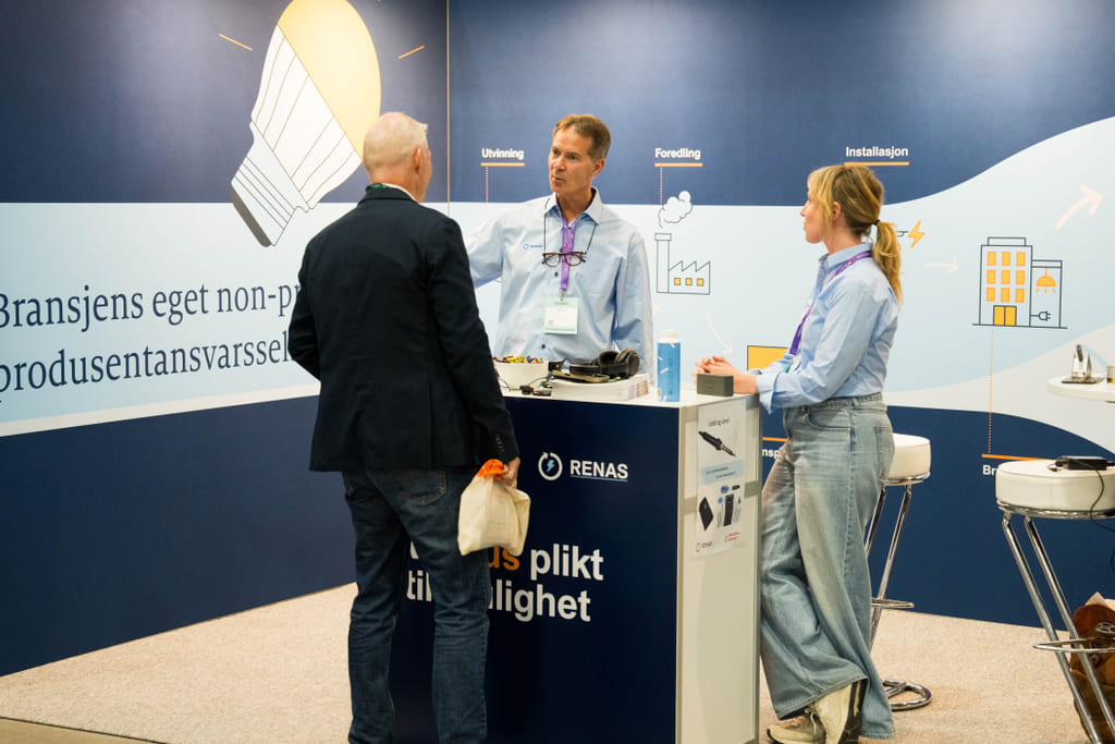 Personer på en stand på en messe.