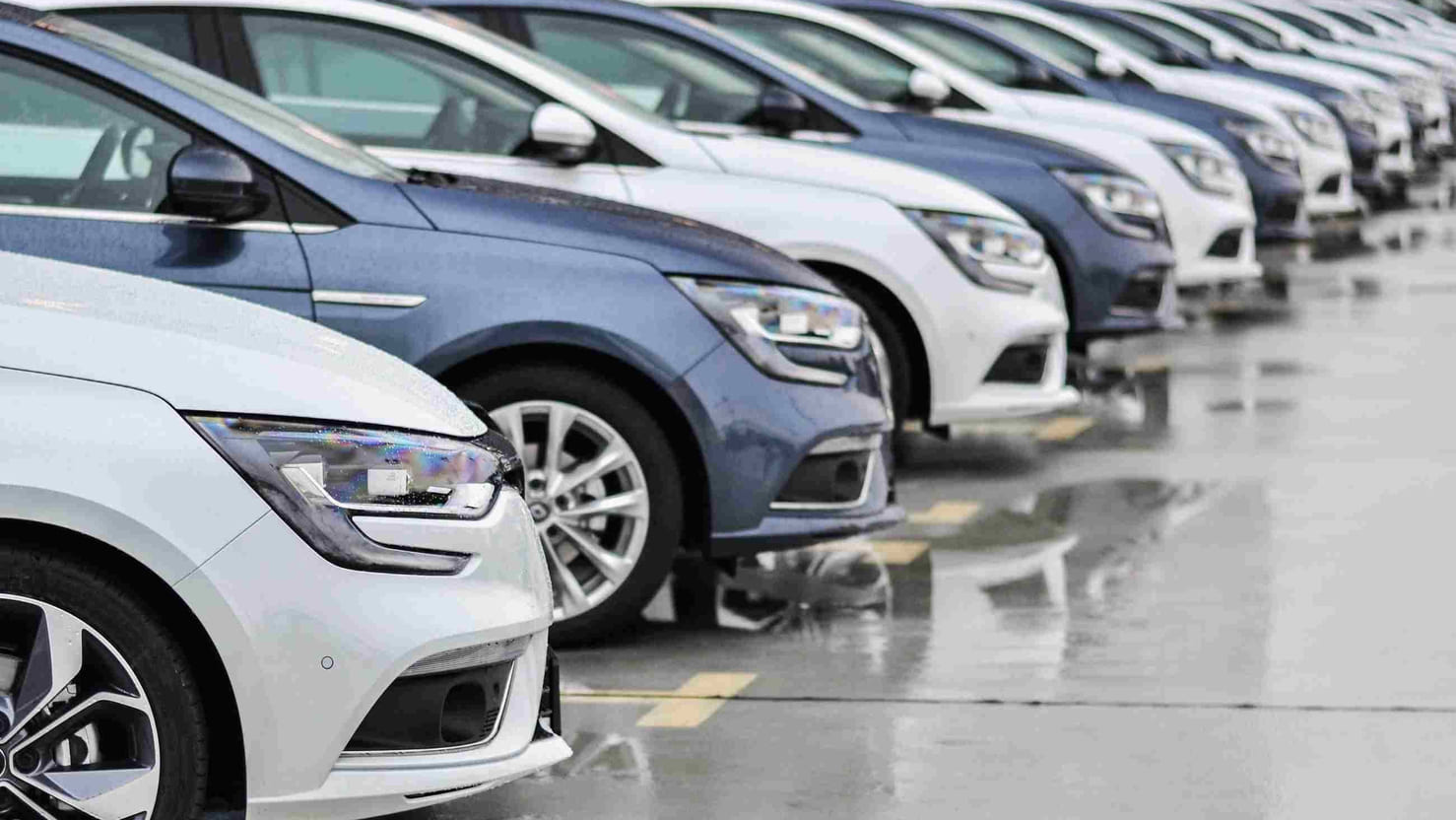 Nye leasingbiler parkert innendørs på rekke