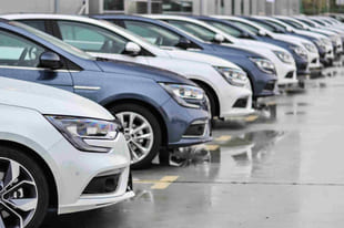 Nye leasingbiler parkert innendørs på rekke