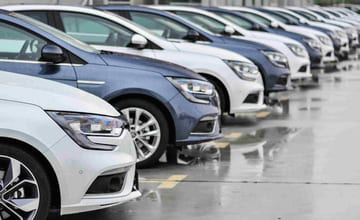 Nye leasingbiler parkert innendørs på rekke