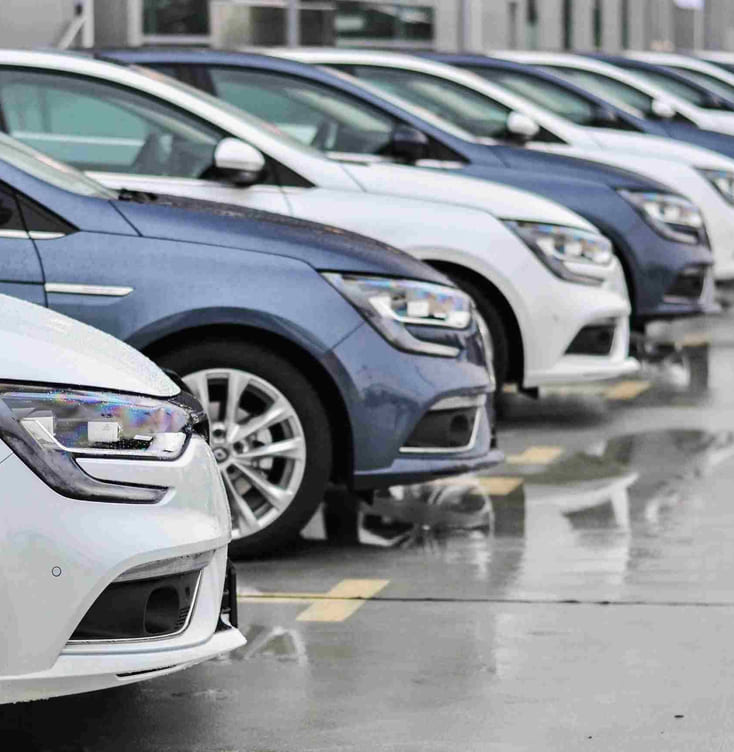 Nye leasingbiler parkert innendørs på rekke