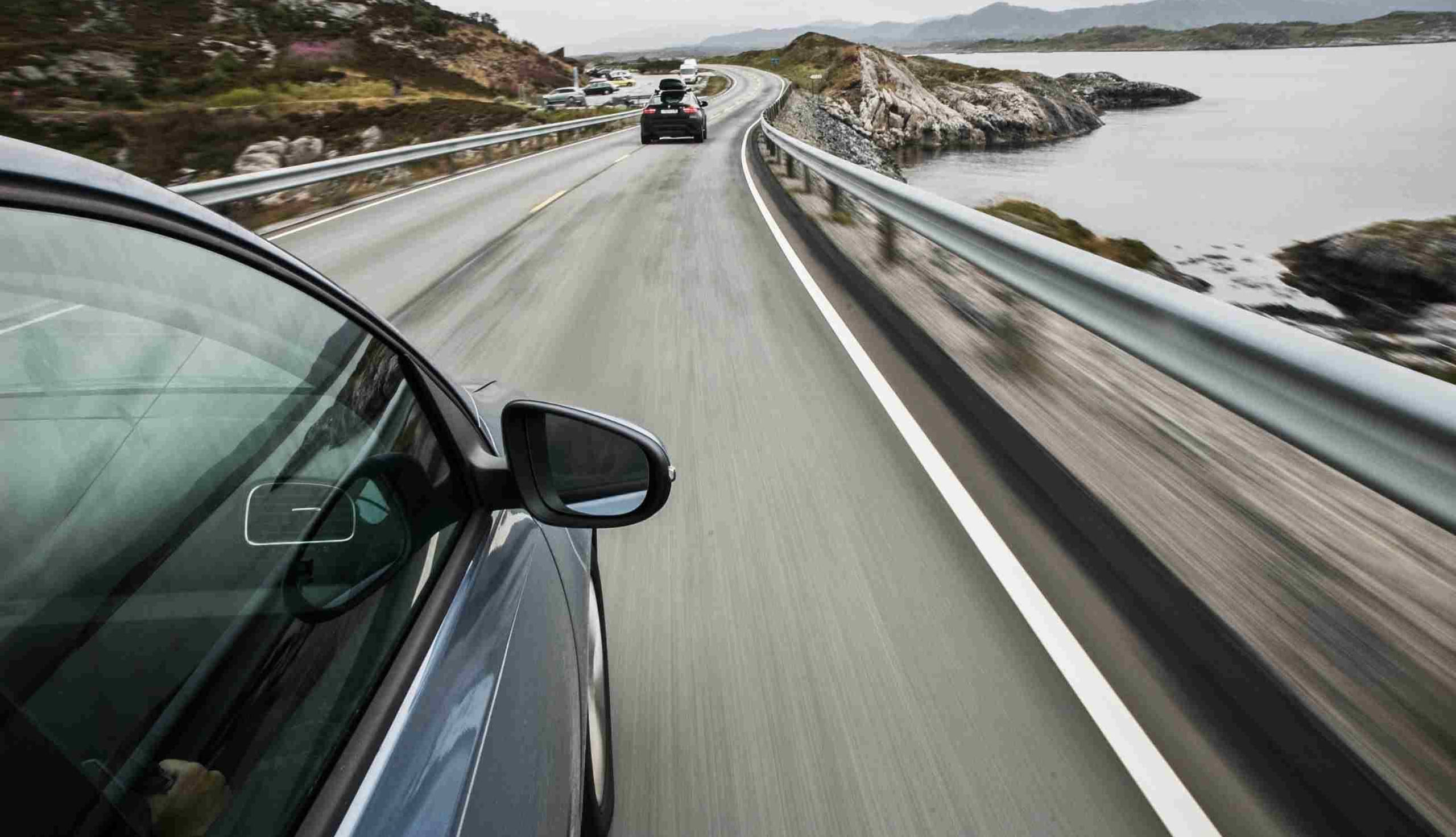 biler på veien langs en norsk fjord