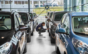 sjekker brukbilen for feil og mangler ved hjelp av sjekkliste