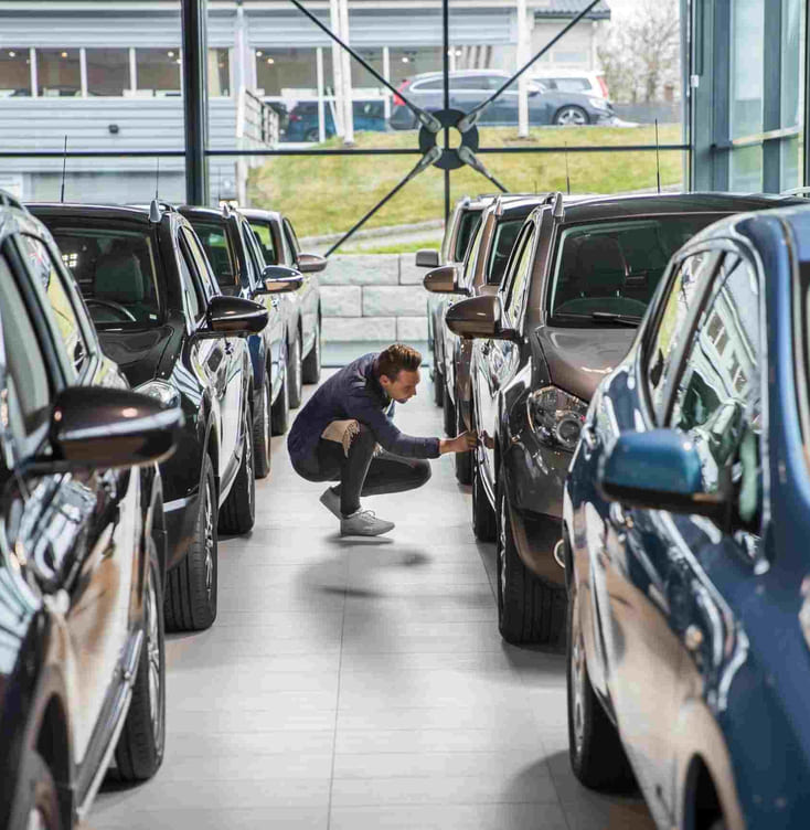 sjekker brukbilen for feil og mangler ved hjelp av sjekkliste