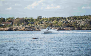 Sporty landsstedsbåt, Tha 9328-27, i fart i skjærgården