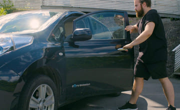 mann som lufter ut altfor varm bil