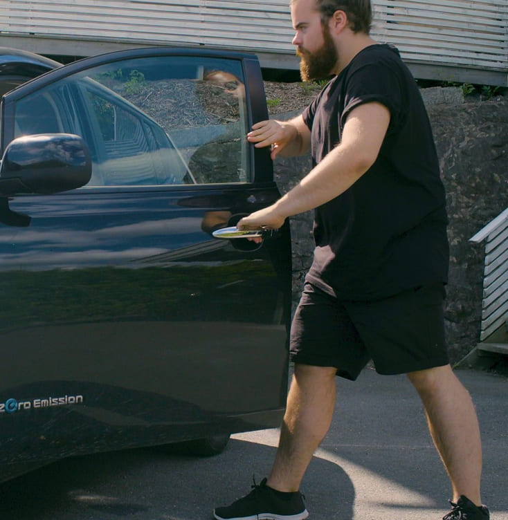 mann som lufter ut altfor varm bil