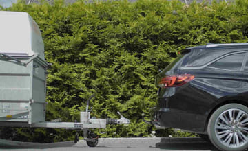 en stasjonsvogn med tilhenger som ikke er festet enda