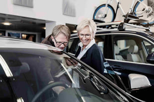 sjekker leasingbilen før avtalen signeres