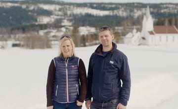 Par som står på et snødekket jorde og gleder seg til å kjøre båt igjen