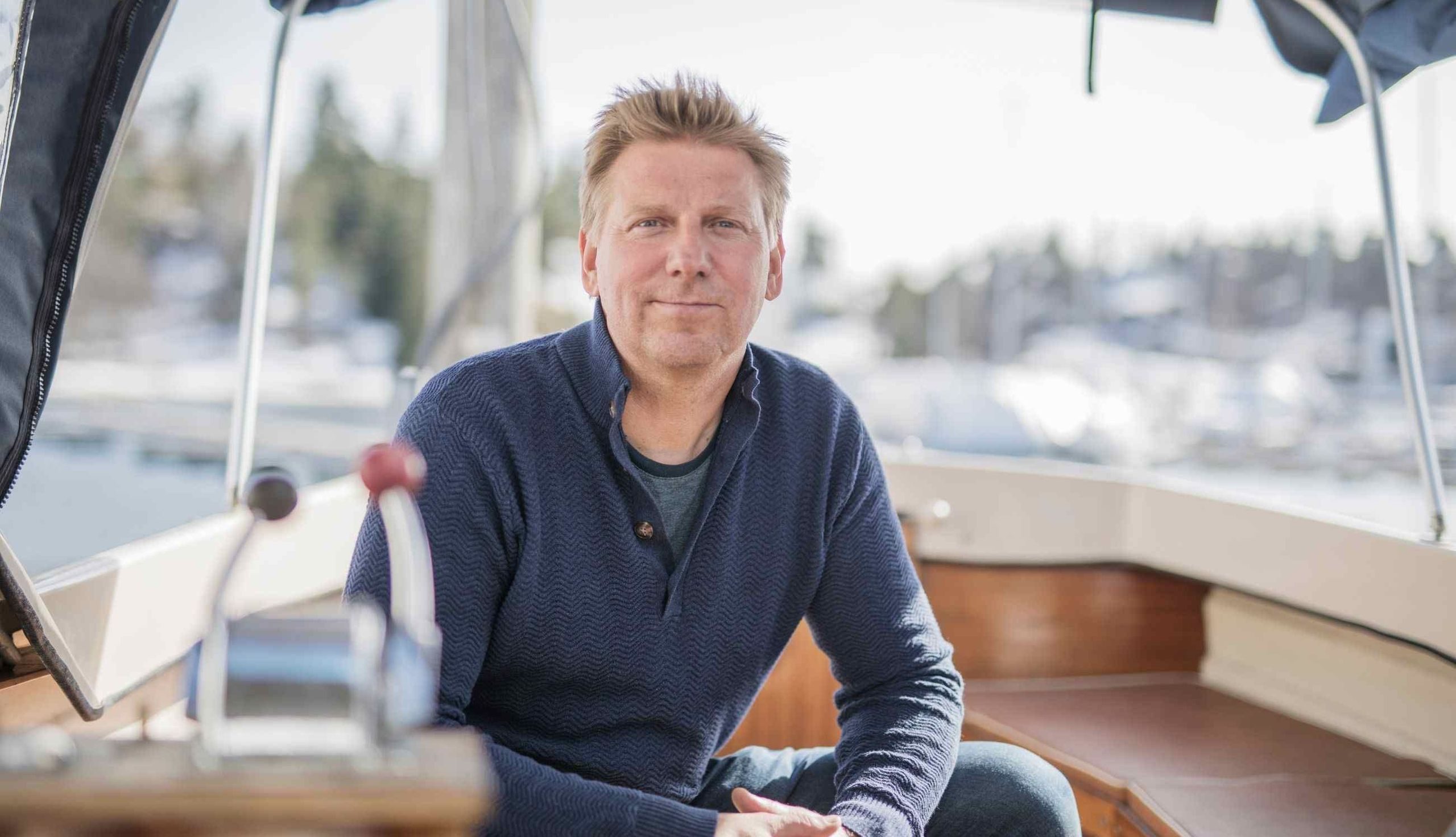 mann som sitter i en snekke