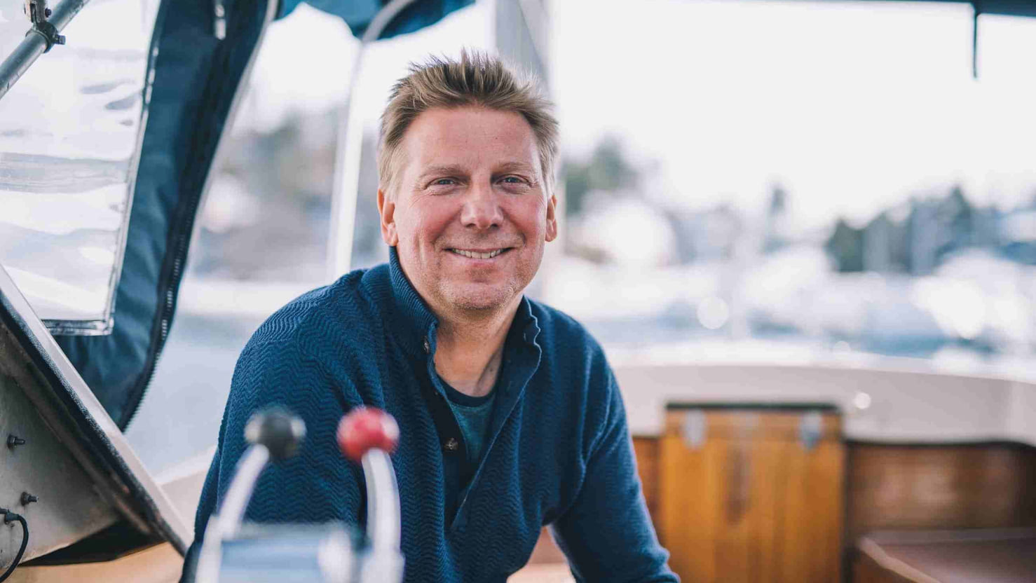 mann som smiler i sin tresnekke