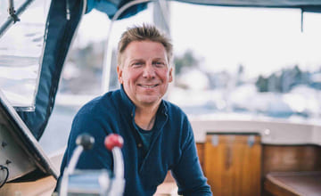 mann som smiler i sin tresnekke