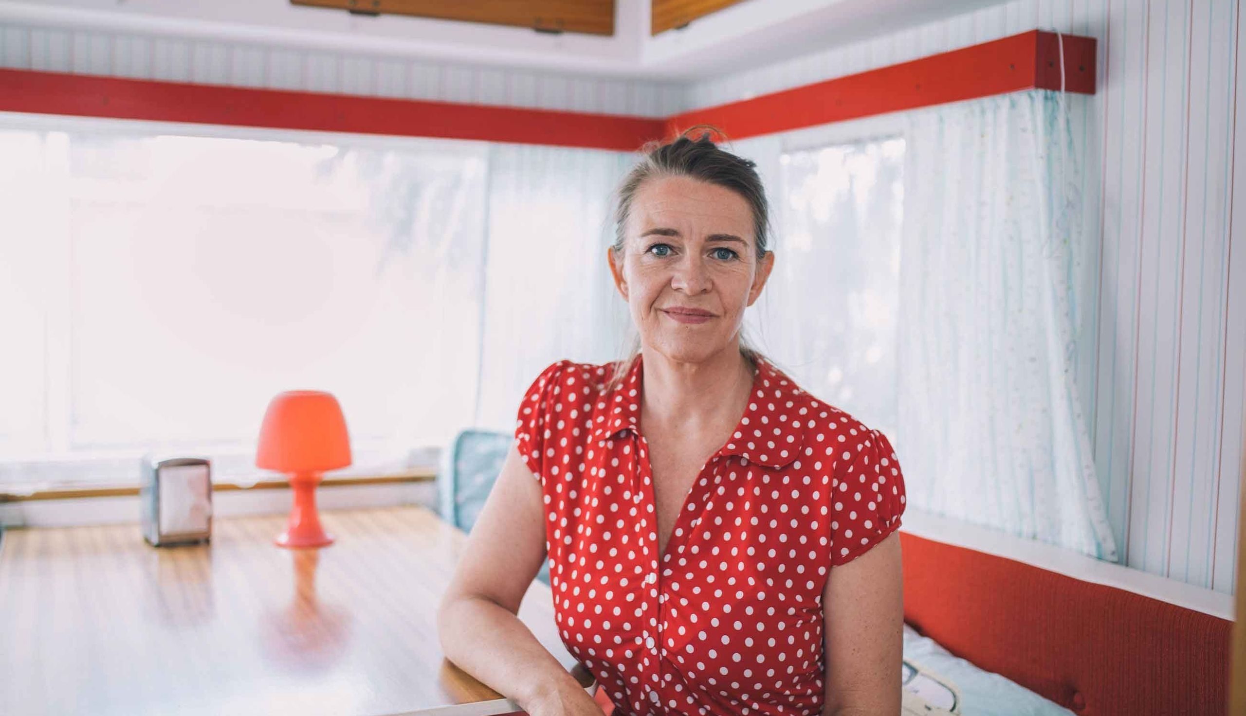 Både eksteriøret og interiøret i retro campingvogna er inspirert fra 50- og 60-tallet, og står perfekt i stil til eieren Vivi Reierstad