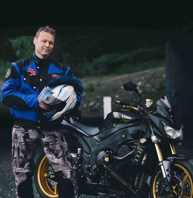 mann med sin Yamaha-motorsykkel