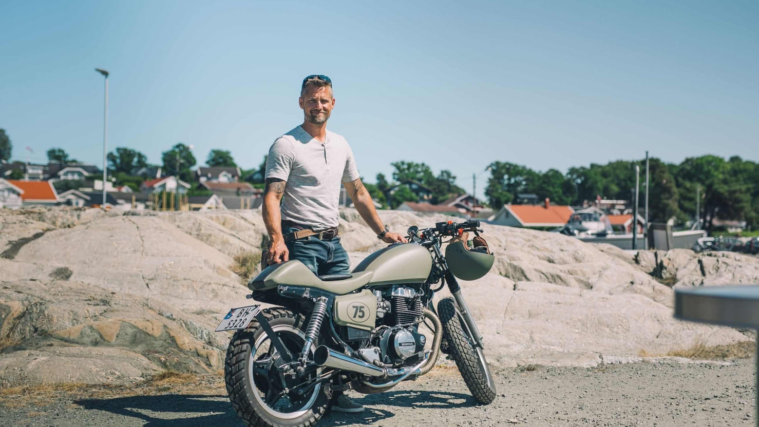 mann med sin ombyggede Honda CM400T café racer