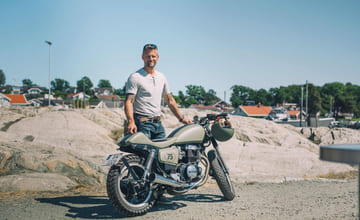 mann med sin ombyggede Honda CM400T café racer