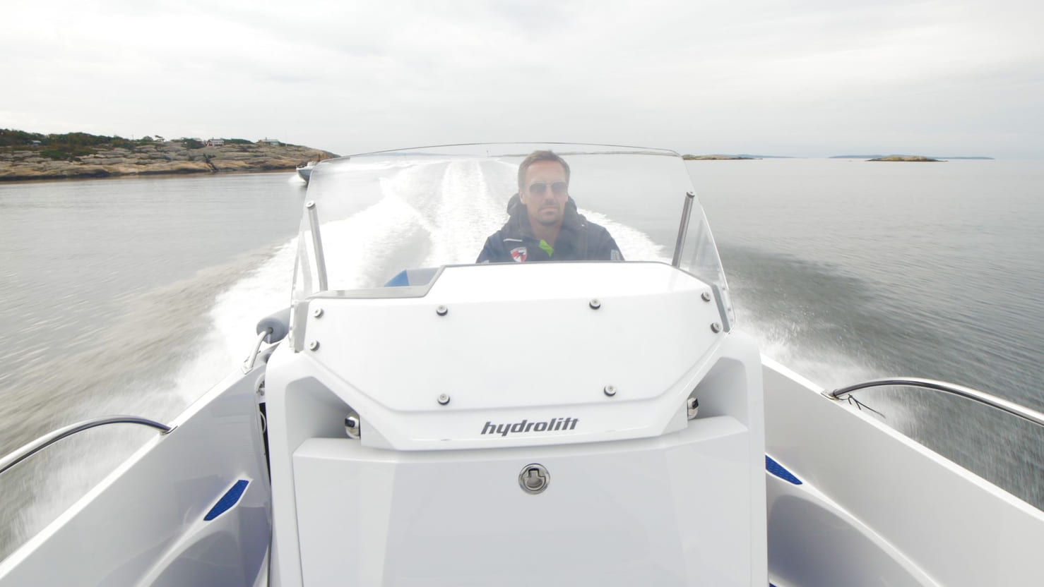 En skjærgårdsjeep er en allsidig båt som er enkel å manøvrere. Dette gjør den perfekt for deg som liker vannsport og finværsdager, men også for deg som ønsker et problemfritt båthold.