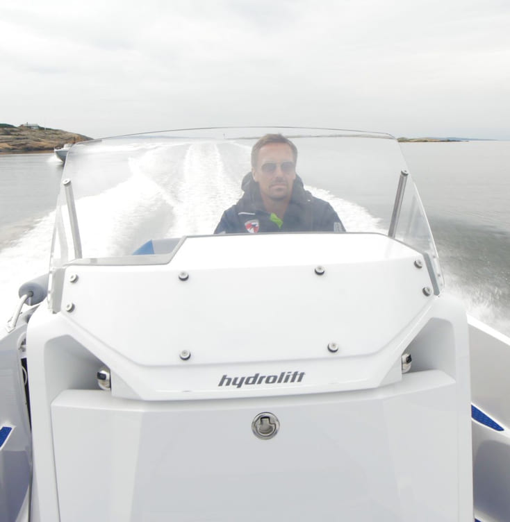 En skjærgårdsjeep er en allsidig båt som er enkel å manøvrere. Dette gjør den perfekt for deg som liker vannsport og finværsdager, men også for deg som ønsker et problemfritt båthold.