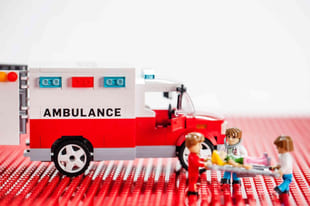 sykebil illustrerer Santander SAFE låneforsikring kan lønne seg om du blir langvarig syk eller mister jobben.