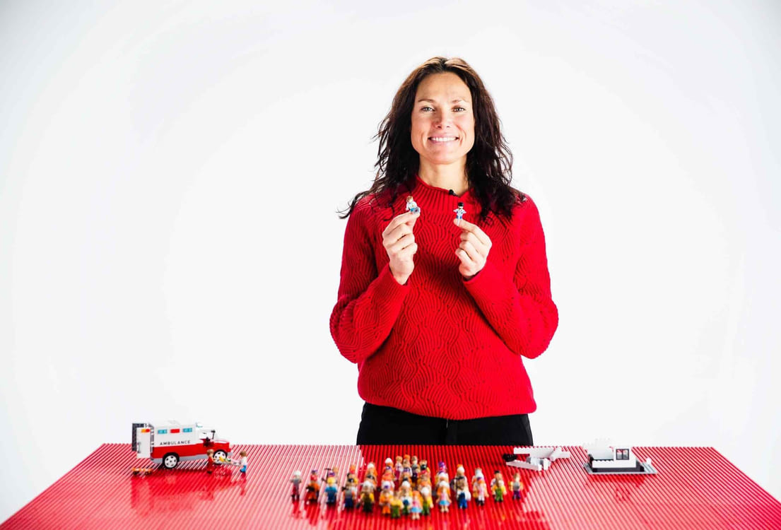 En kvinne forklarer hvordan tegne låneforsikring hos Santander SAFE