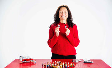 En kvinne forklarer hvordan tegne låneforsikring hos Santander SAFE