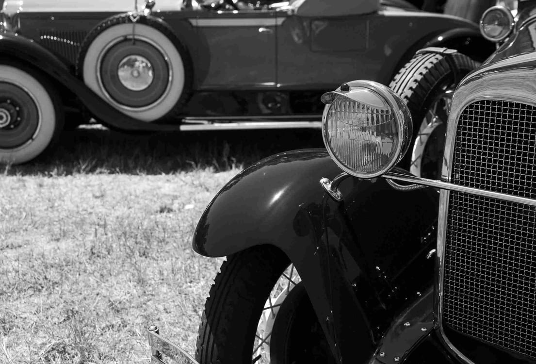 Den ene frontlykten og hjulet på en T-Ford - en viktig del av bilens historie