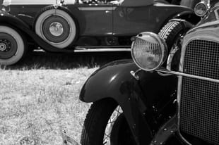 Den ene frontlykten og hjulet på en T-Ford - en viktig del av bilens historie