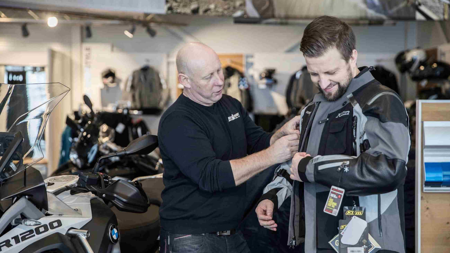 Kunde prøver mc-jakke i motorsykkelbutikk
