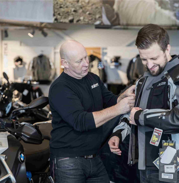 Kunde prøver mc-jakke i motorsykkelbutikk