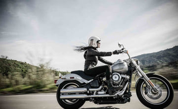 kvinne kjører en ny Harley Davidson motorsykkel