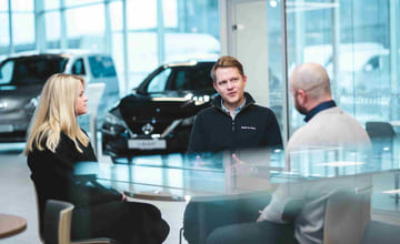 Et par signerer leasingavtale hos en bilforhandler