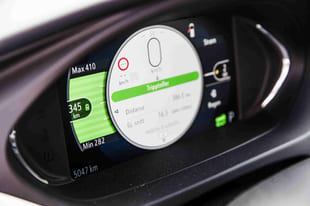 trippteller i elbil som viser rekkevidde