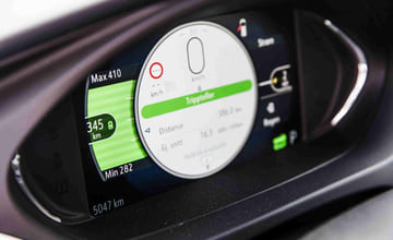 trippteller i elbil som viser rekkevidde