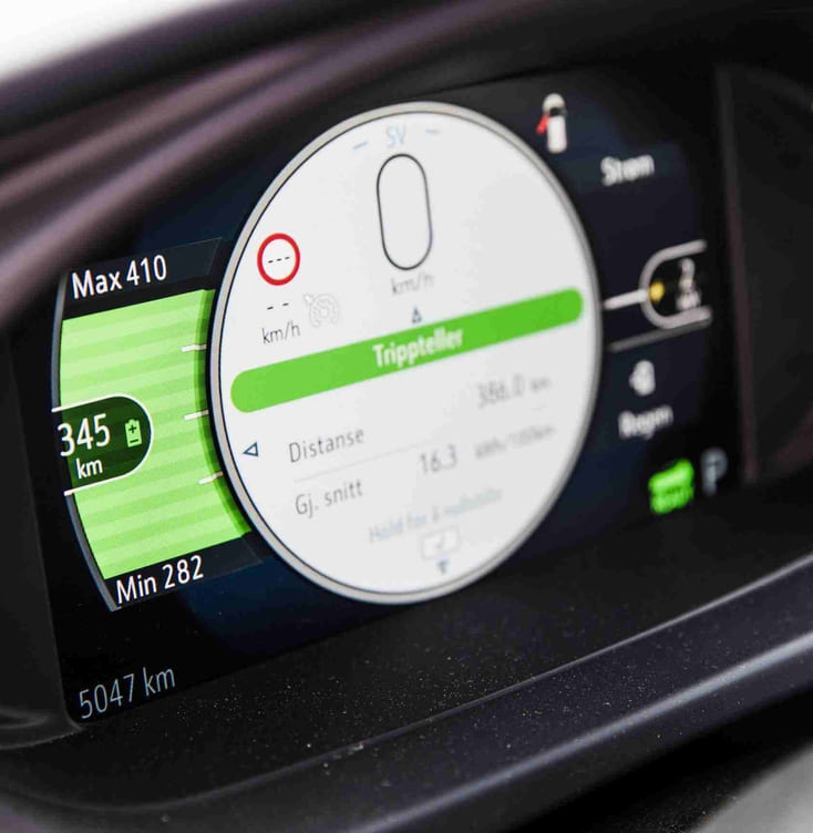 trippteller i elbil som viser rekkevidde
