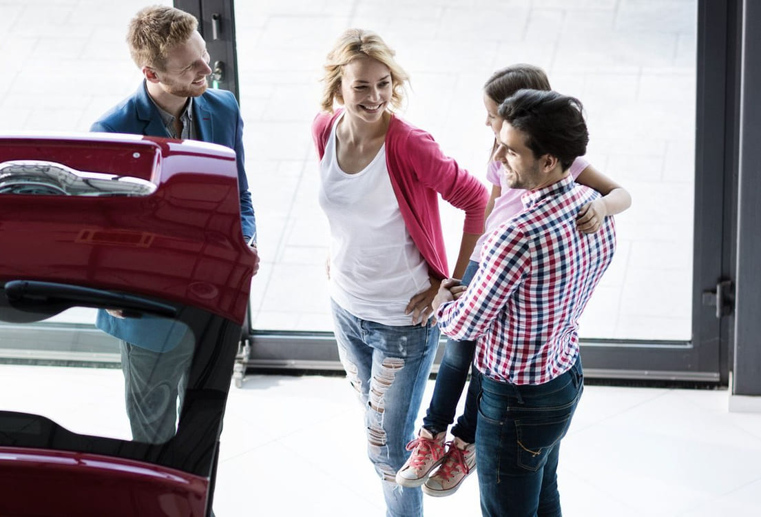 familie som vurderer en leasingbil