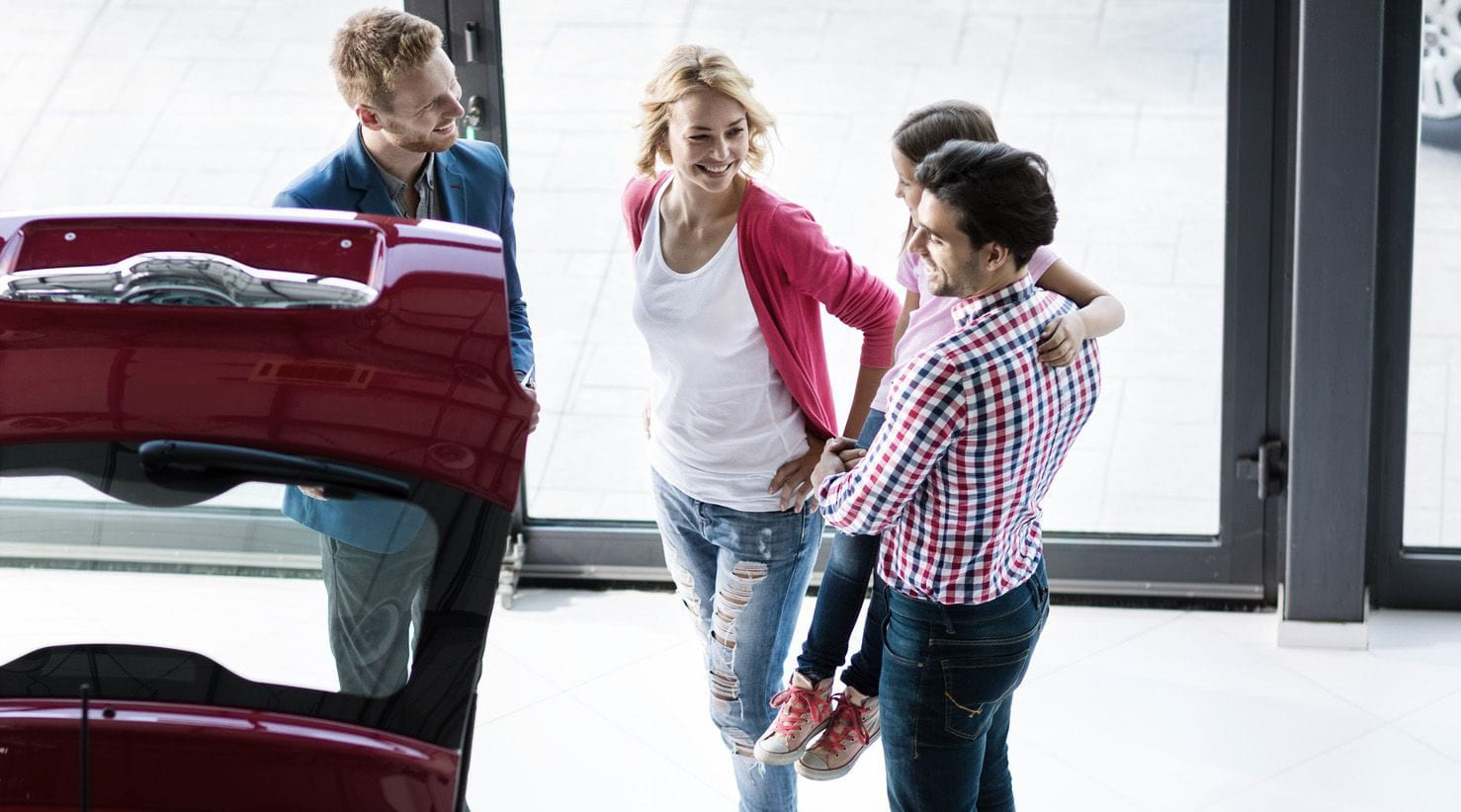 familie som vurderer en leasingbil