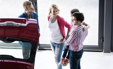 familie som vurderer en leasingbil