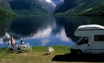 Nybegynner på sin første bobilferie ved en vakker fjord i Norge