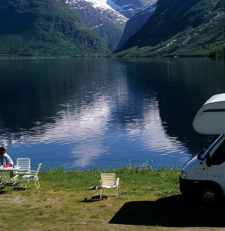 Nybegynner på sin første bobilferie ved en vakker fjord i Norge