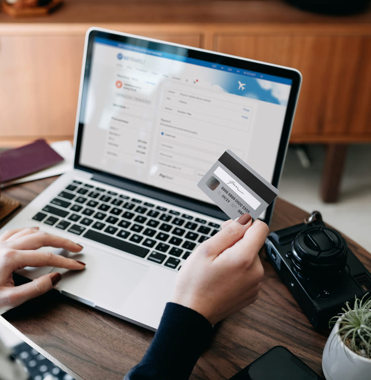 Kvinne som sitter på pc med bankkortet