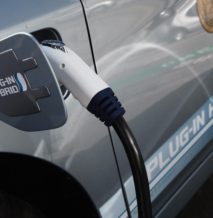 ladbar hybrid-bil med laderen i