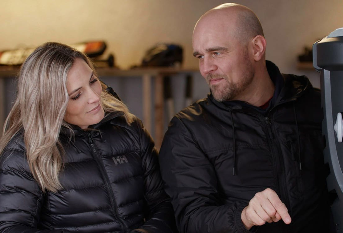 Håvard og Molly fester barnesete med Isofix i bilen