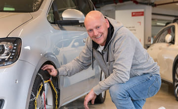 legger på hurtigkjetting på bilen