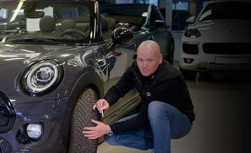 Sjekker mønsterdybde på dekk