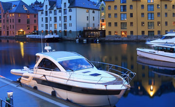båt som ligger fortøyd ved en brygge
