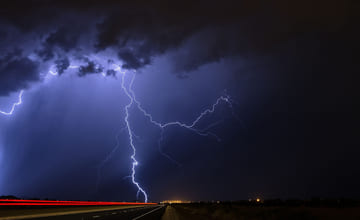 elbil og lading i uvær, lyn og torden