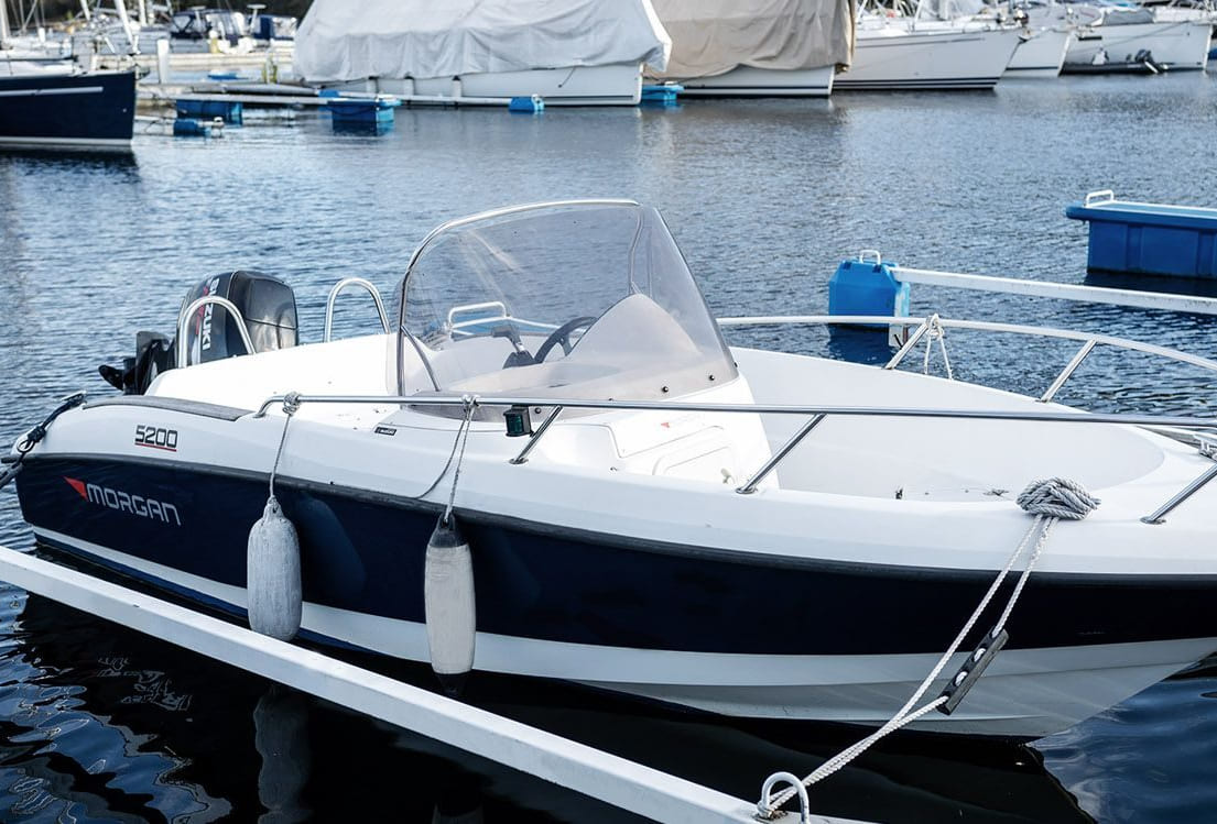 Skjærgårdsjeep som ligger fortøyd til en bryggeplass