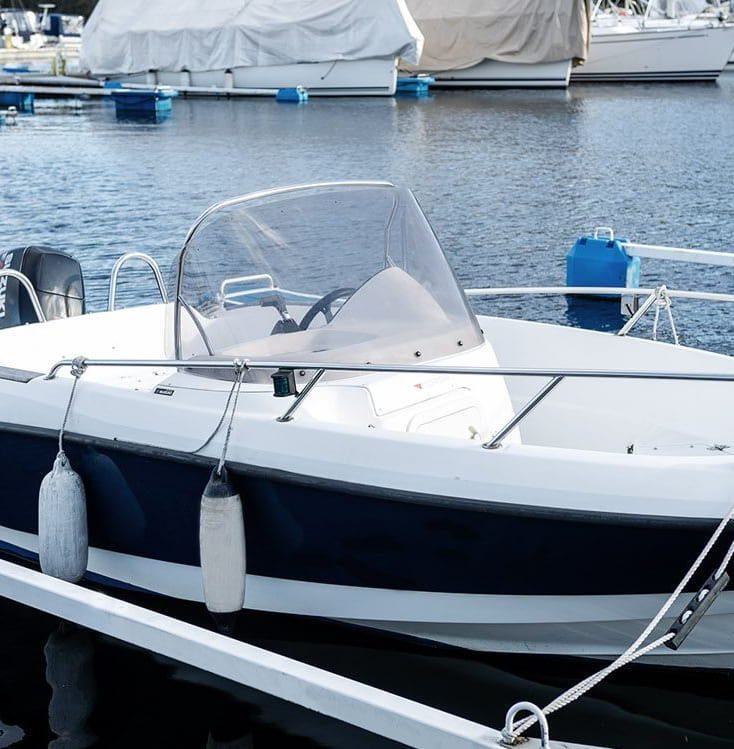 Skjærgårdsjeep som ligger fortøyd til en bryggeplass